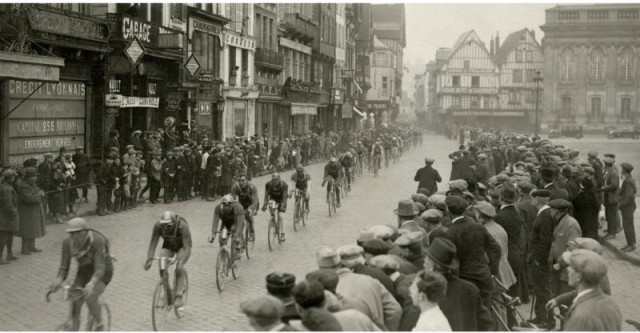 tour de france passes through a city