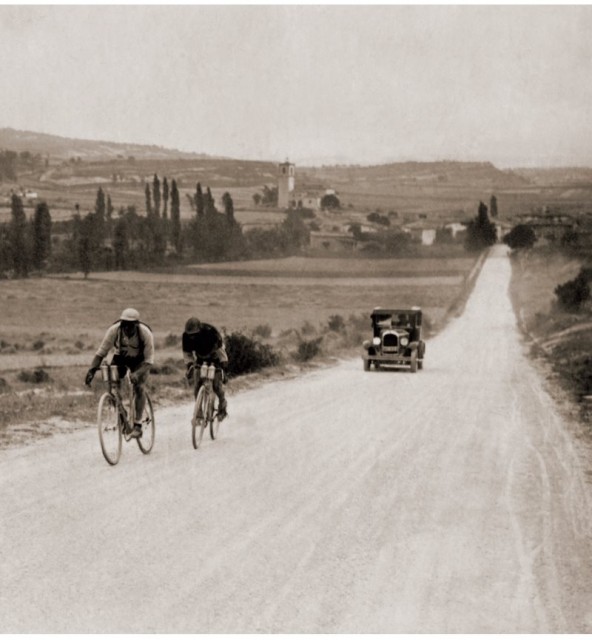 Le tour racing through countryside in Provence