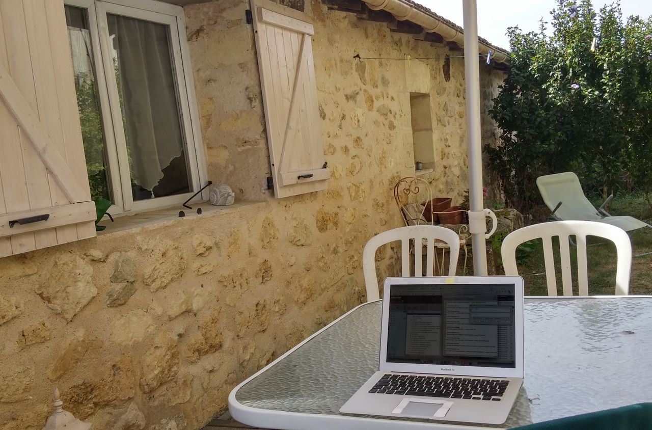 an office for a digital nomad in Bordeaux, France