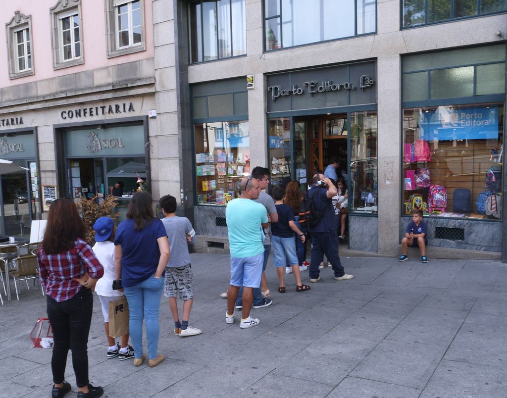 Porto, POrtugal. bookstore queue