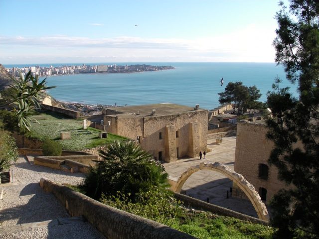 Castillo de Santa Barbara, Alicante, Spain. Photo by Arihak.