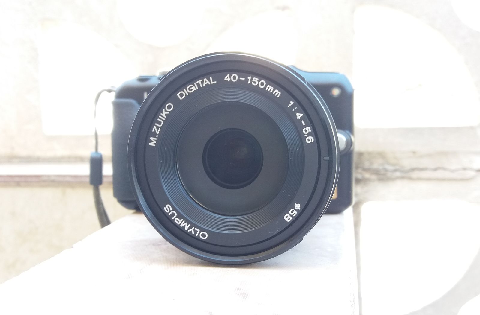 mirrorless SLR digital camera with zoom lens