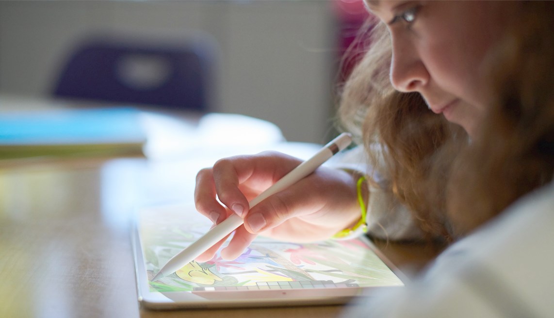 Apple iPad 9.7 Pencil, woman drawing