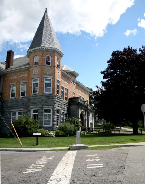 Haskell Library, photo by nekonomist.