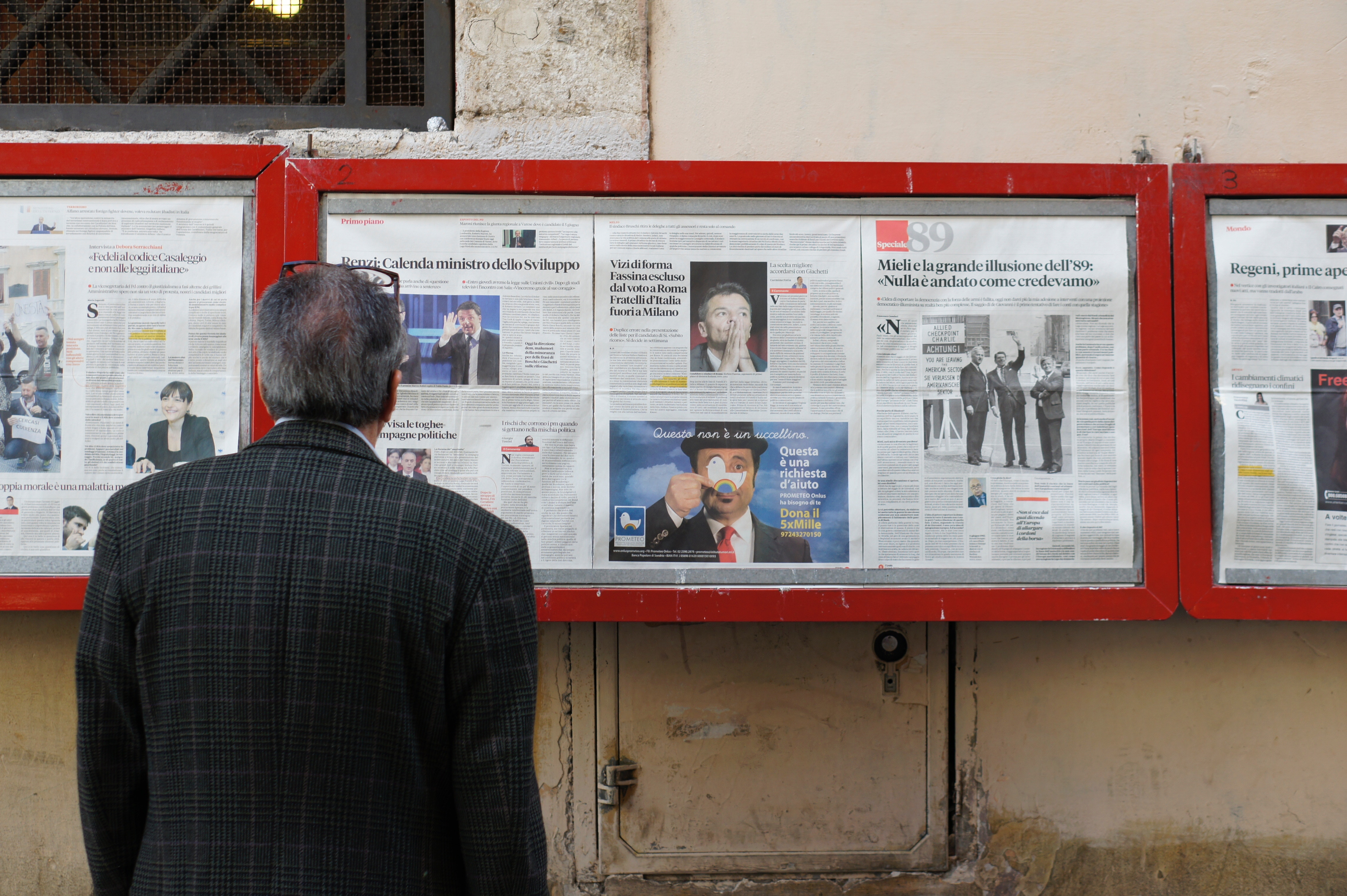 man reading old bulletin board news. Photo by Filip Mishevski.