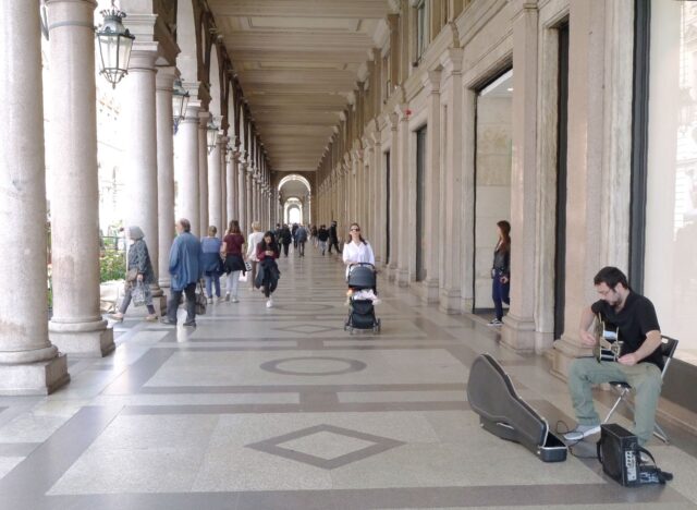 piazza corridor in torino, italy. image by arihak.