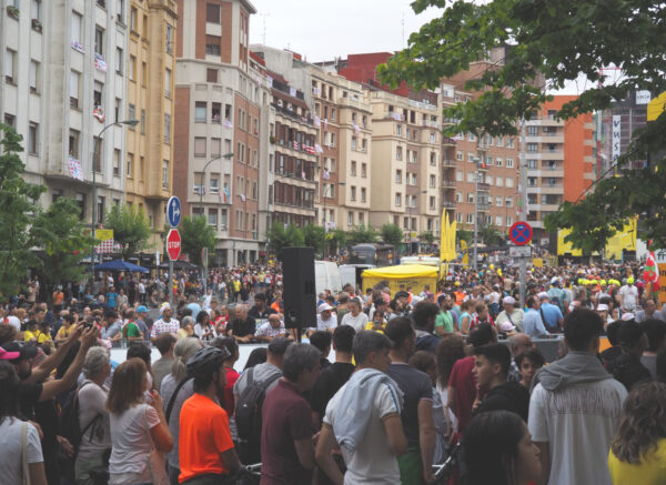 bilbao audience waiting for the tour de france to start