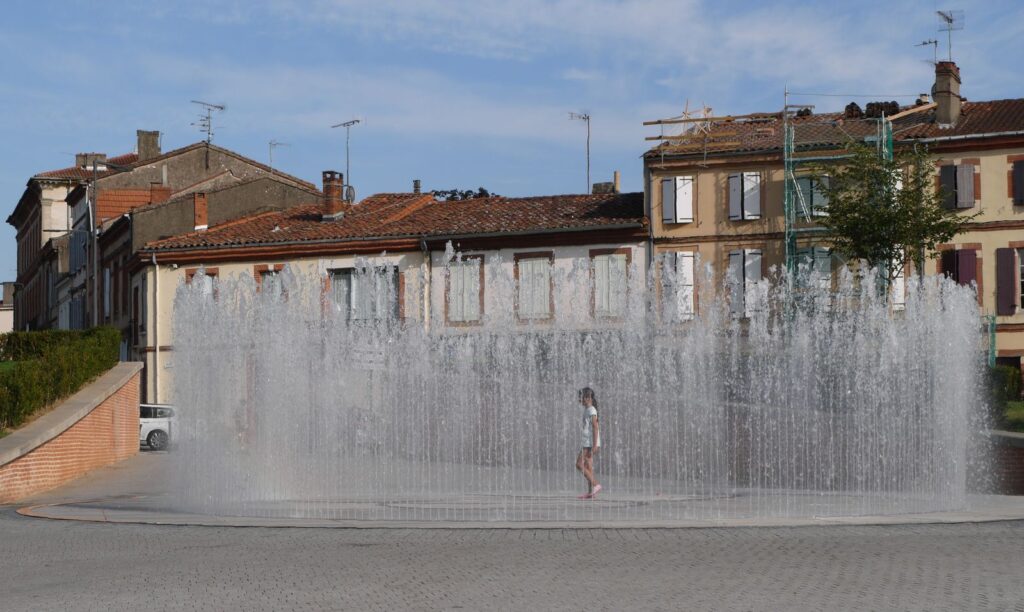 fountain in albi, france, photo by arihak