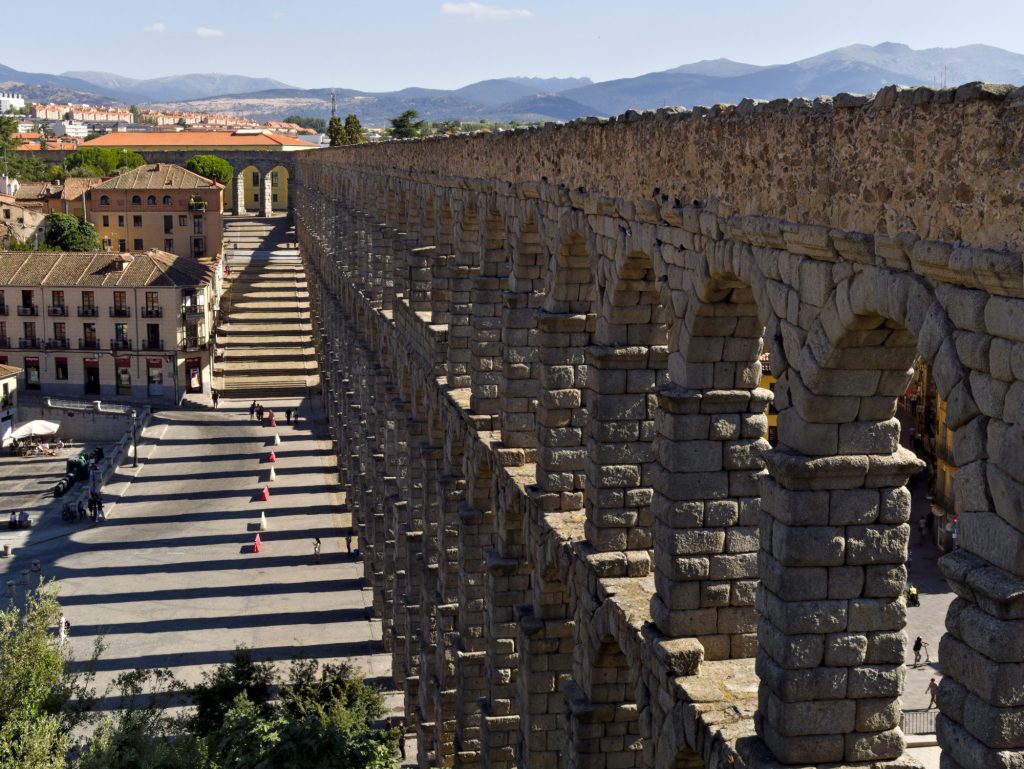 roman aqueduct insegovia, spain. image by arihak.